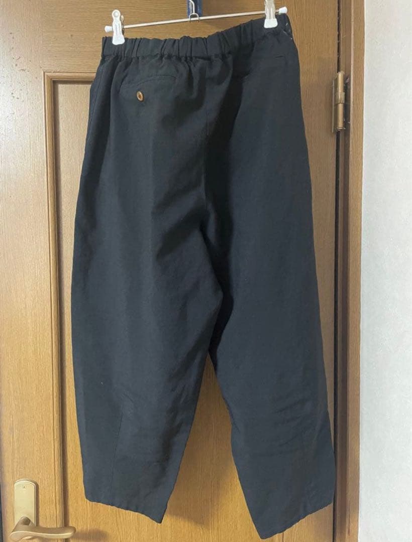 黒いポリエステル製ワイドパンツ BR-P038