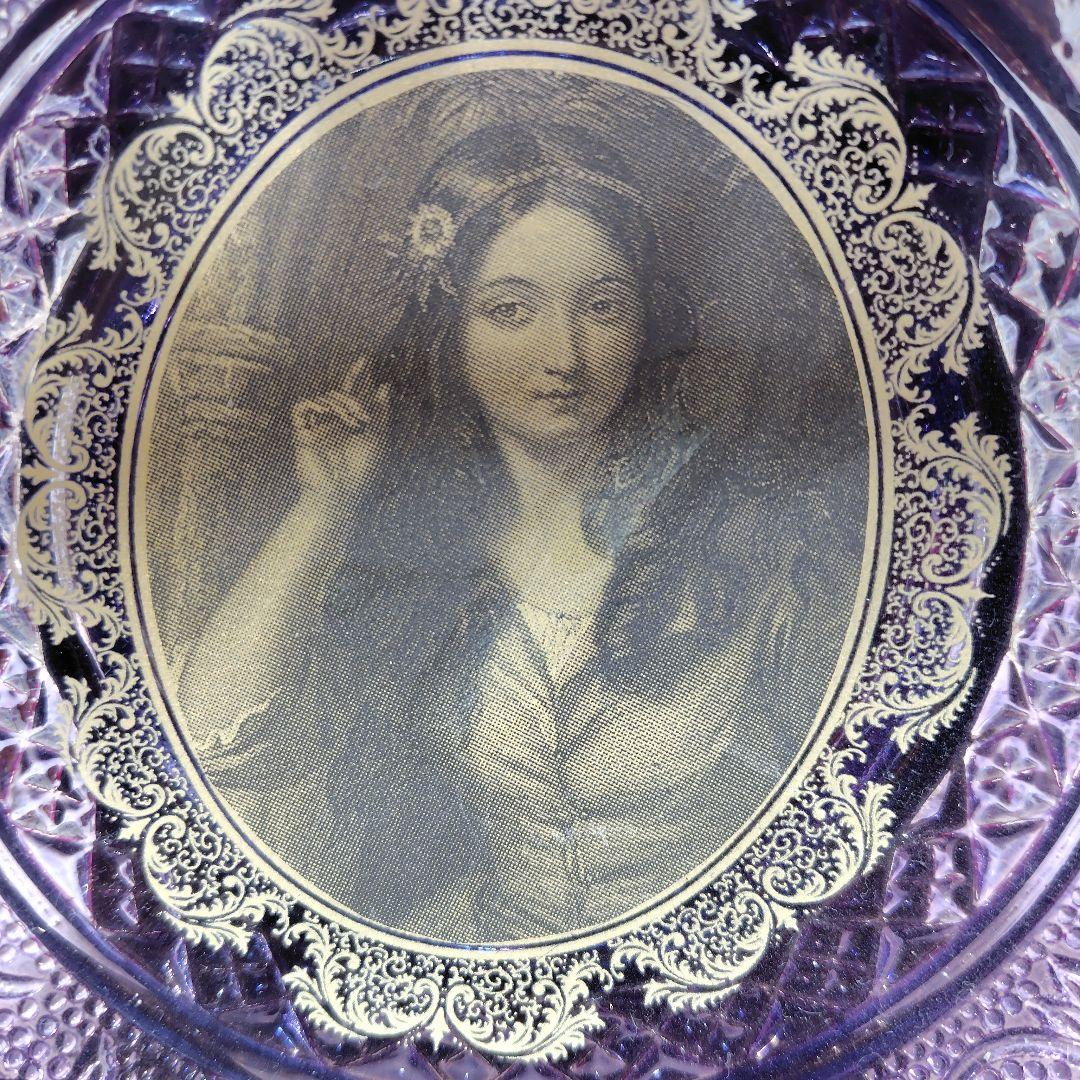 アンティー調/ 女性の肖像画が描かれたガラス製飾り皿