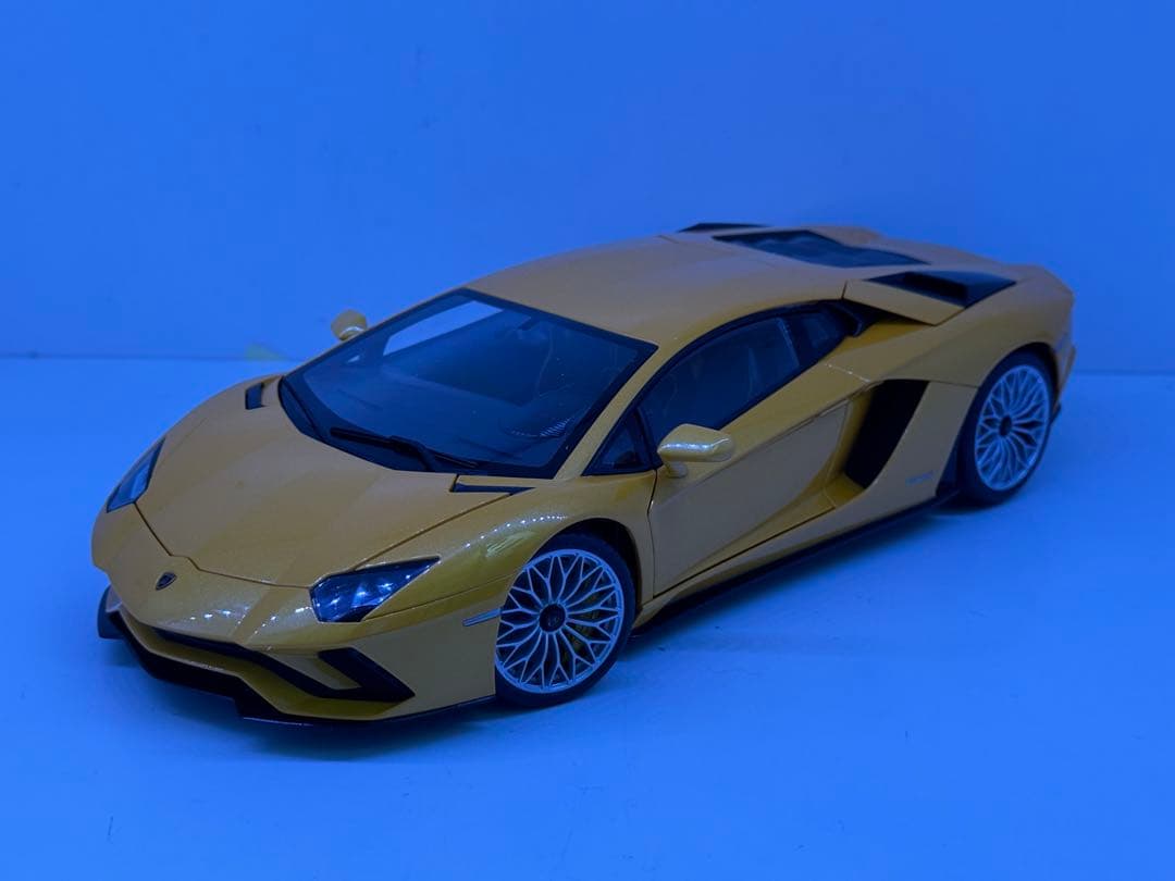 オートアート 1/18アヴェンタドールS