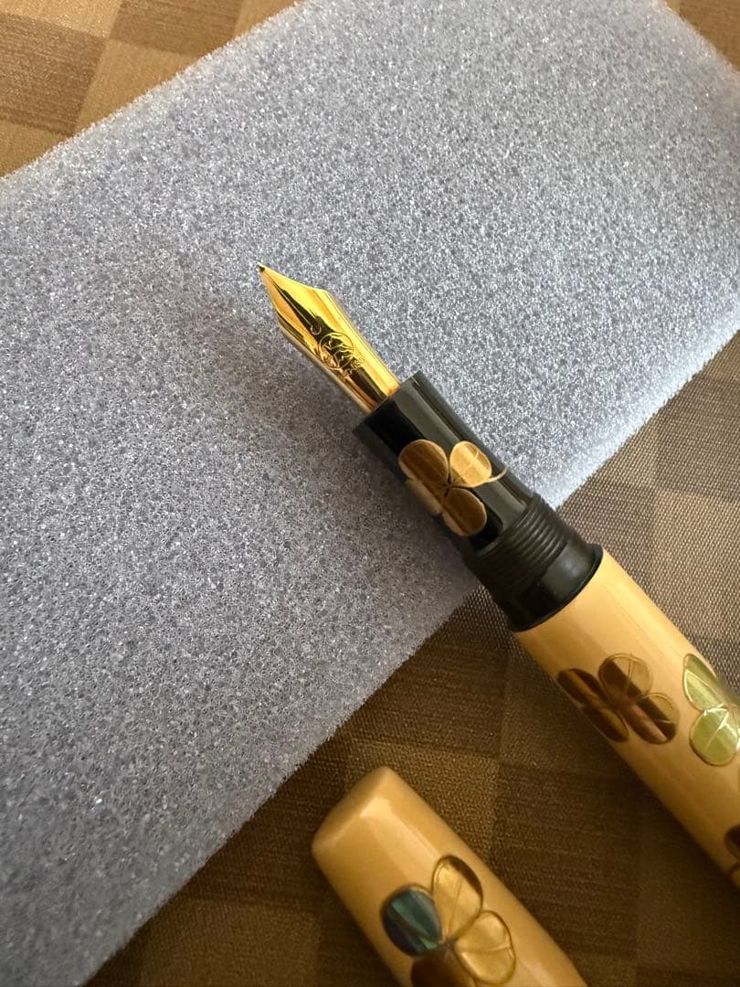 輪島屋善仁蒔絵、螺鈿、白漆万年筆、クローバー
