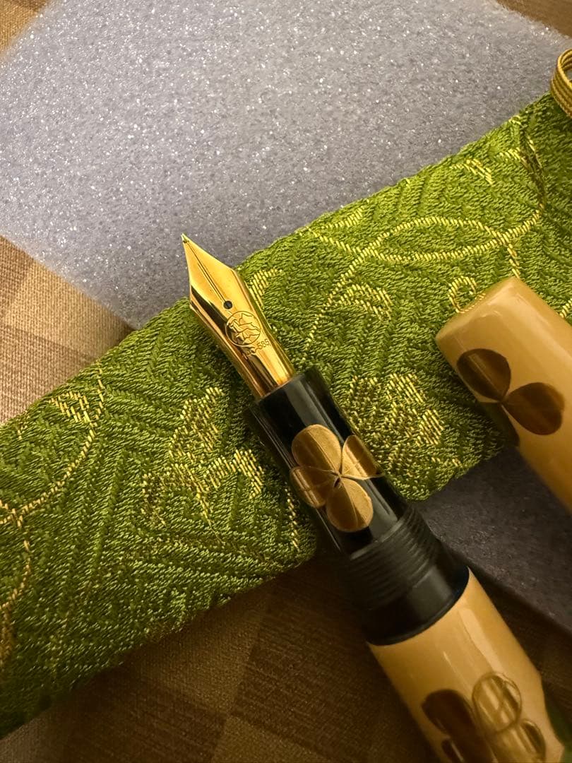 輪島屋善仁蒔絵、螺鈿、白漆万年筆、クローバー