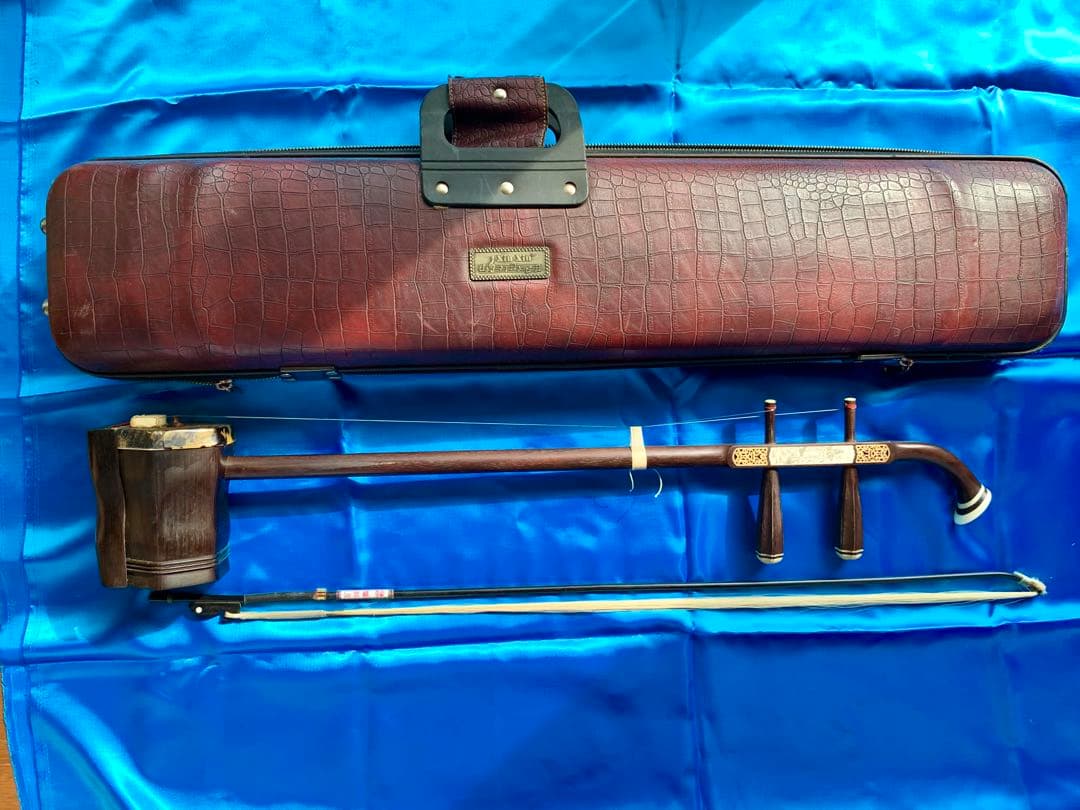 二胡★國際コンクール優勝者★万菊根先生の製作した★老紅木二胡です。