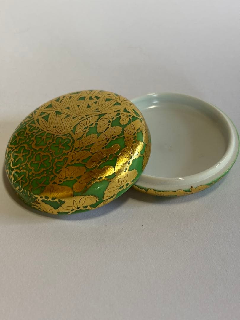重要無形文化財小野珀子作緑釉金襴手松竹梅文香合最上位作　未使用　検次郎