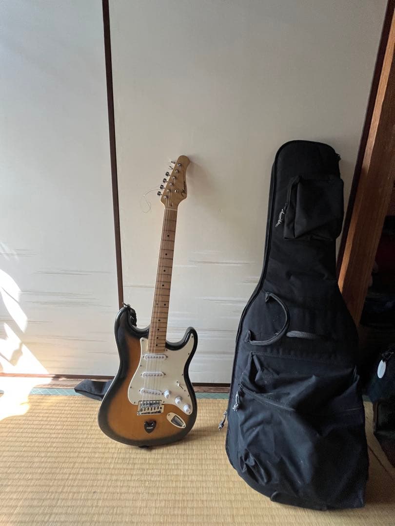 メイビス エレキギター ストラトキャスタータイプ ケース付き【中古品】