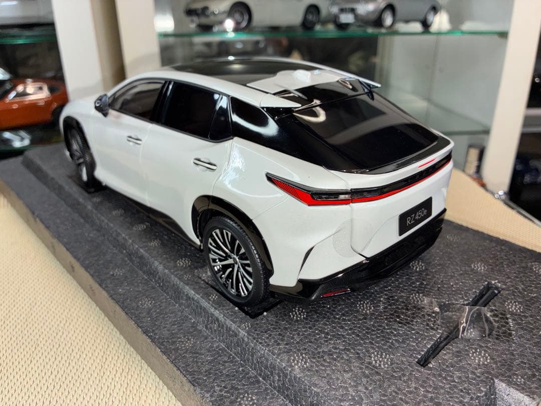 京商 1/18 レクサス RZ 450e