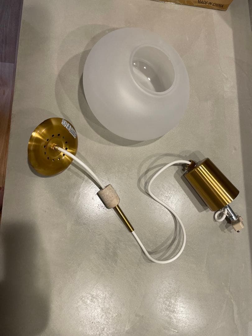 半透明ガラスと大理石の オーバル ペンダントライト