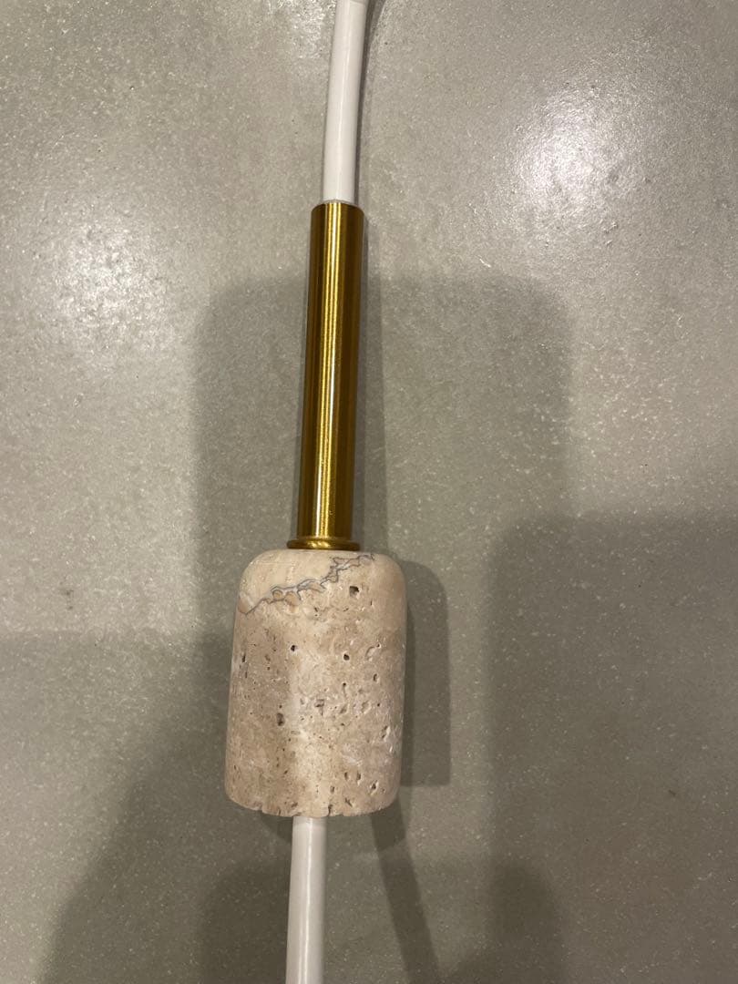 半透明ガラスと大理石の オーバル ペンダントライト