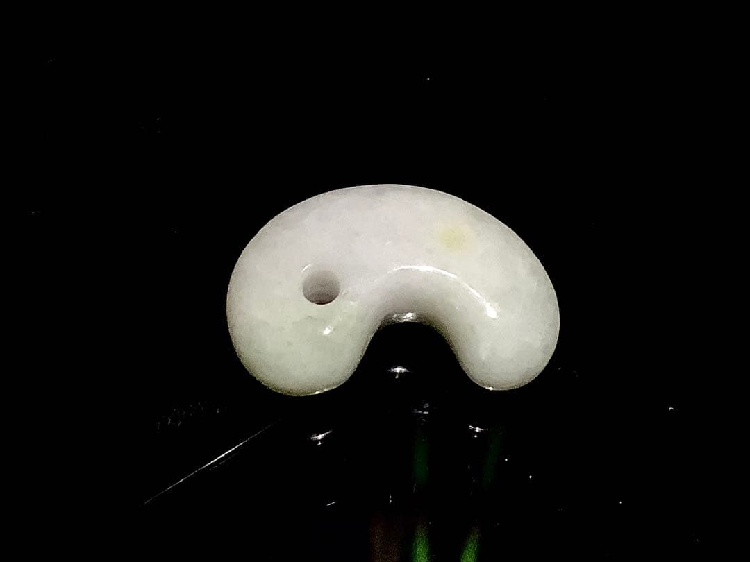 ✳粋の逸品‼️珍しい多彩色‼️糸魚川翡翠勾玉　数少ない1点 お守りに鑑定機関鑑別書