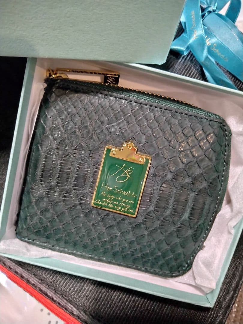 ハースケジュール　ヘビ革製　ダークグリーン二つ折り財布　パイソン