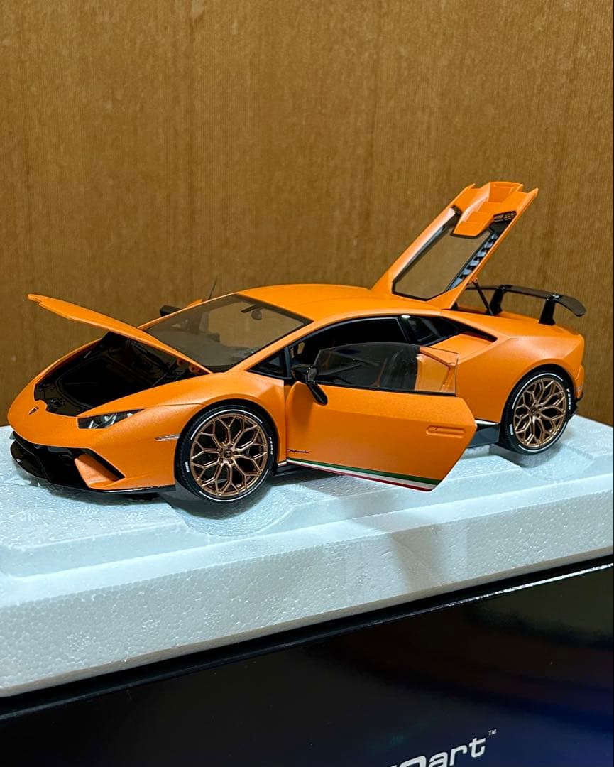 オートアート　ランボルギーニ　ウラカン 1/18スケール