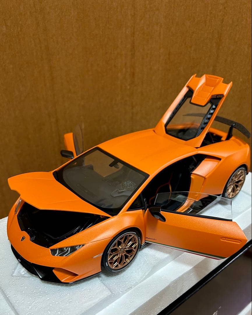 オートアート　ランボルギーニ　ウラカン 1/18スケール