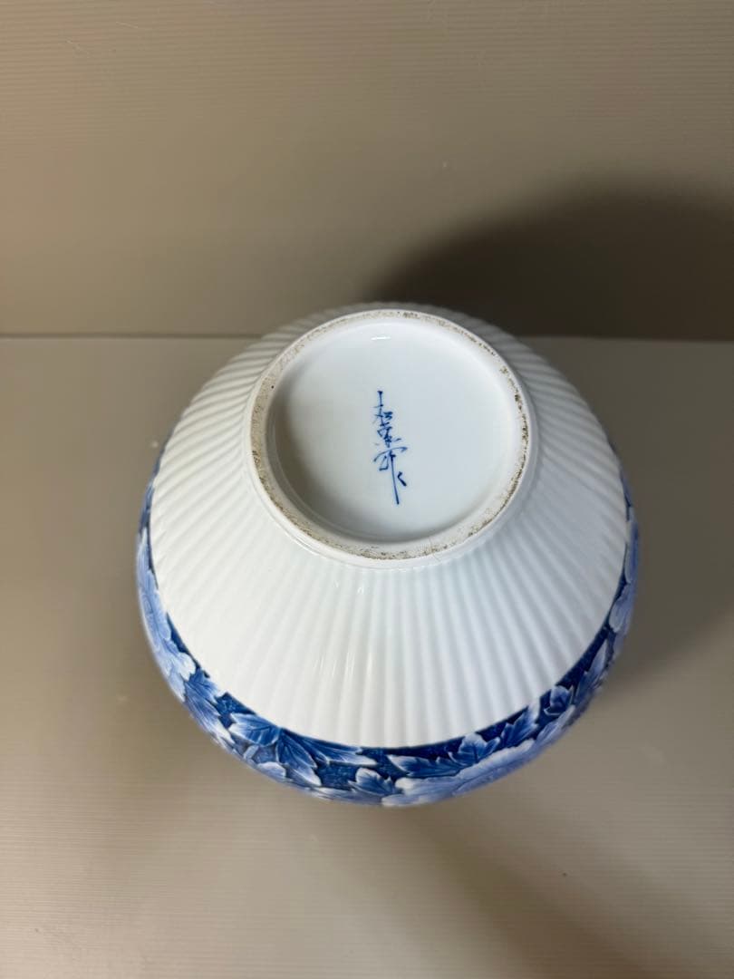 2280 有田焼 名工 緒方松右衛門 作 染付牡丹図 盛上彫文 壺 花瓶