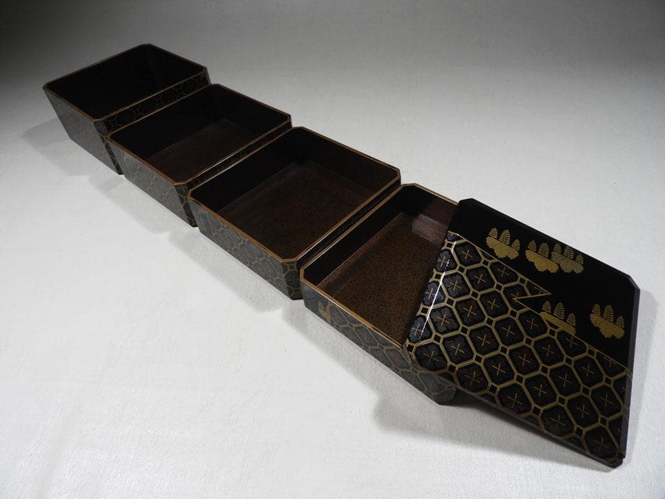 ●小さい 四段重箱 時代蒔絵 嵯峨桐 小紋尽くし 家紋 小重箱 片手の大きさ
