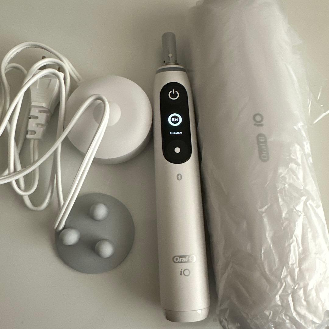 Oral-B iO 電動歯ブラシ本体と充電器