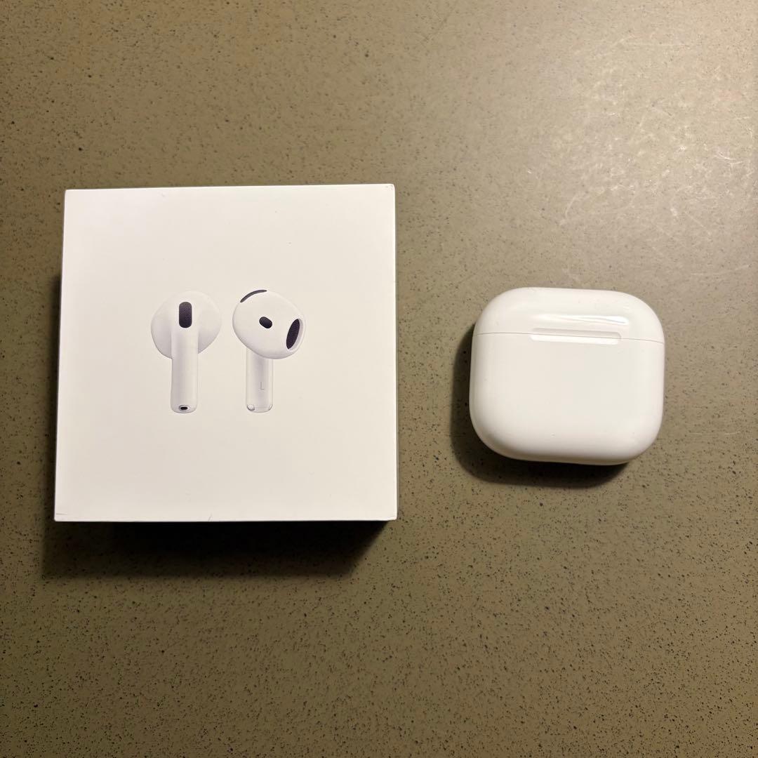 （ほぼ新品）AirPods 4 本体 充電ケース付き　ノイキャン無し