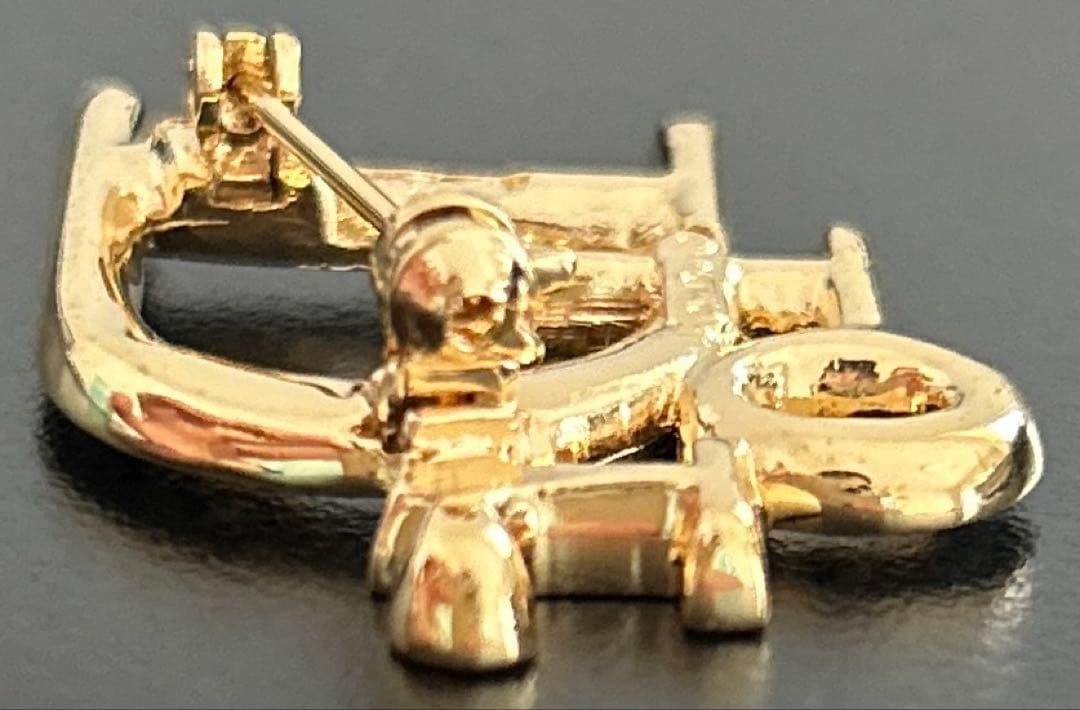 美品クリスチャンディオール(Christian Dior)ロゴブローチ