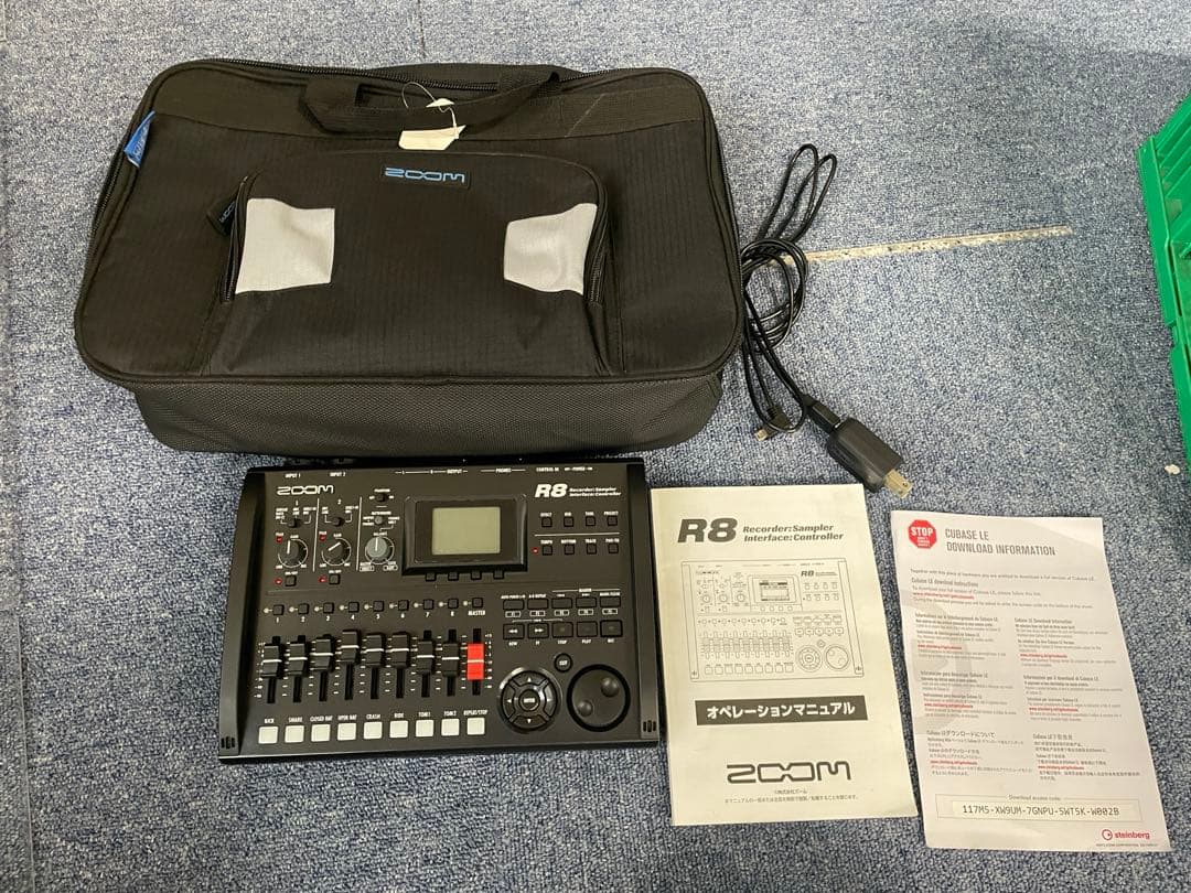 美品 ZOOM R8 マルチトラックレコーダー　ZOOM SCR-16バック付き