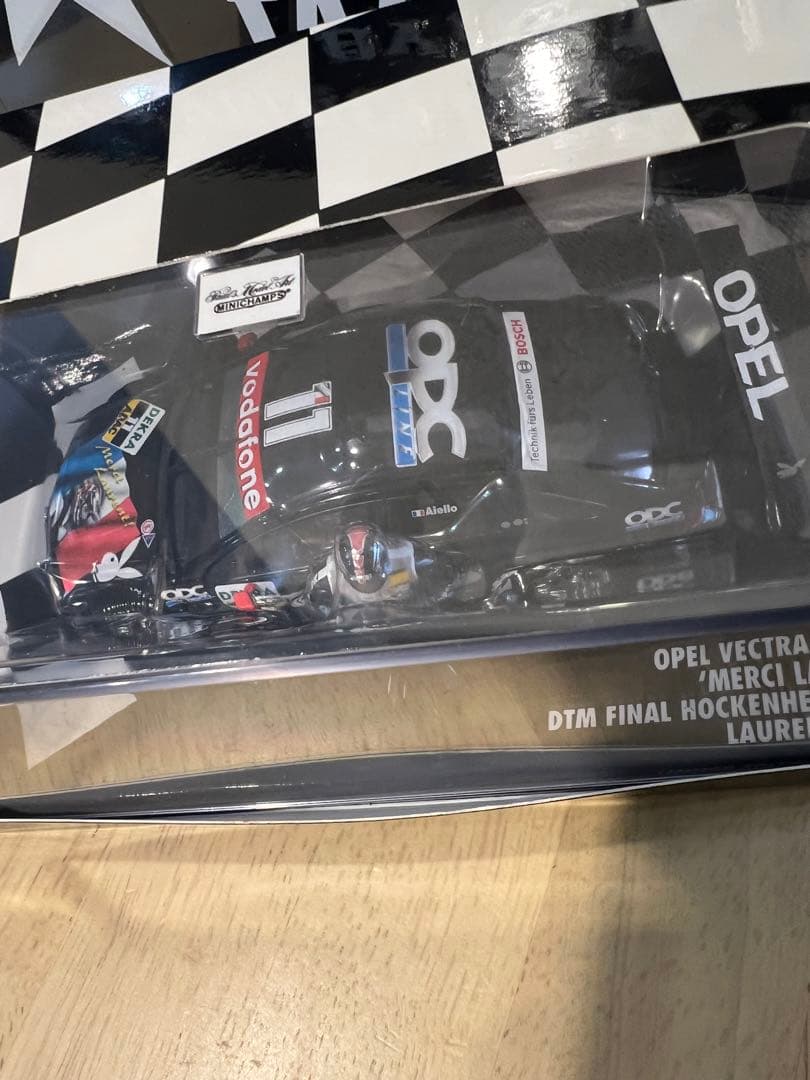 ミニチャンプス　OPEL VECTRA GTS V8 1／43ミニカー