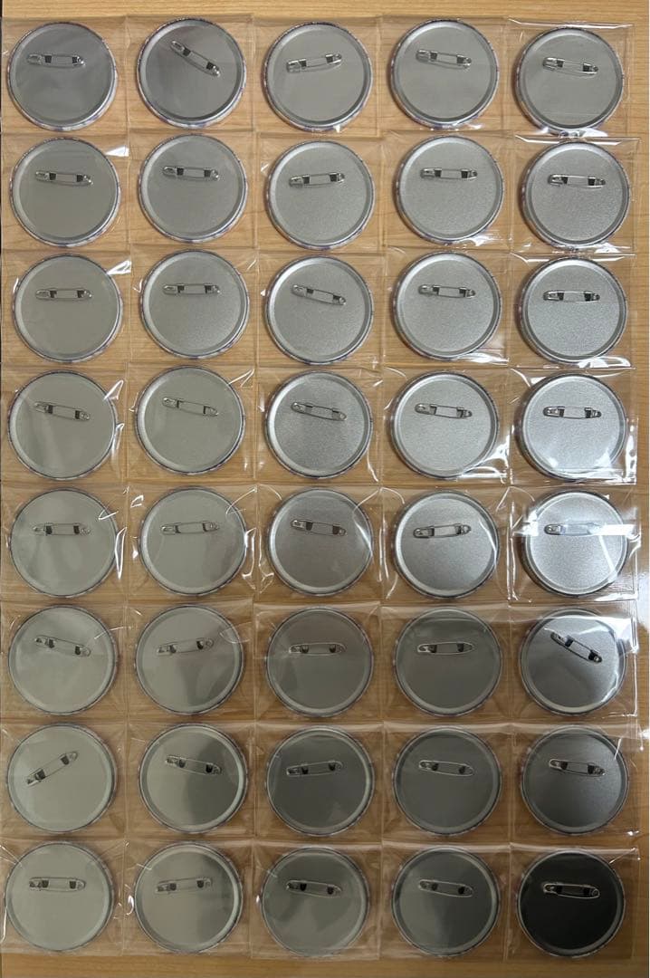 東雲絵名　8B カラフェス　グリッター缶バッジ