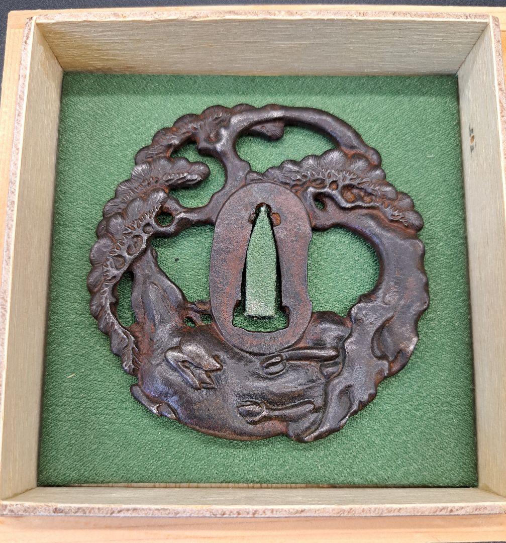 名品鉄地牛に老松図鍔 鐔 日本刀 刀 刀装具 時代物 真剣 居合い 古美術 侍
