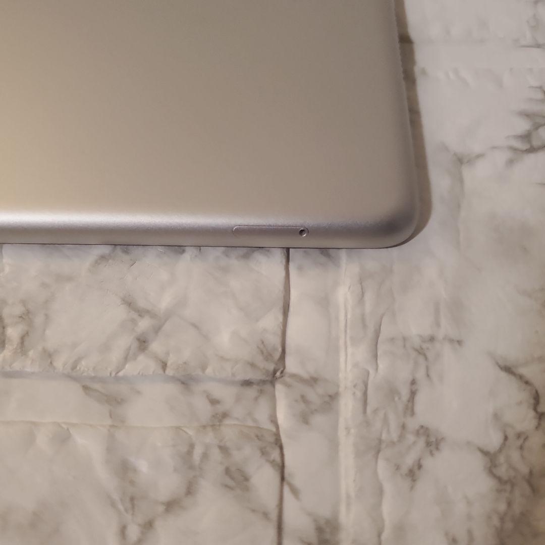215 iPad 7世代 128GB SIMフリー シルバー