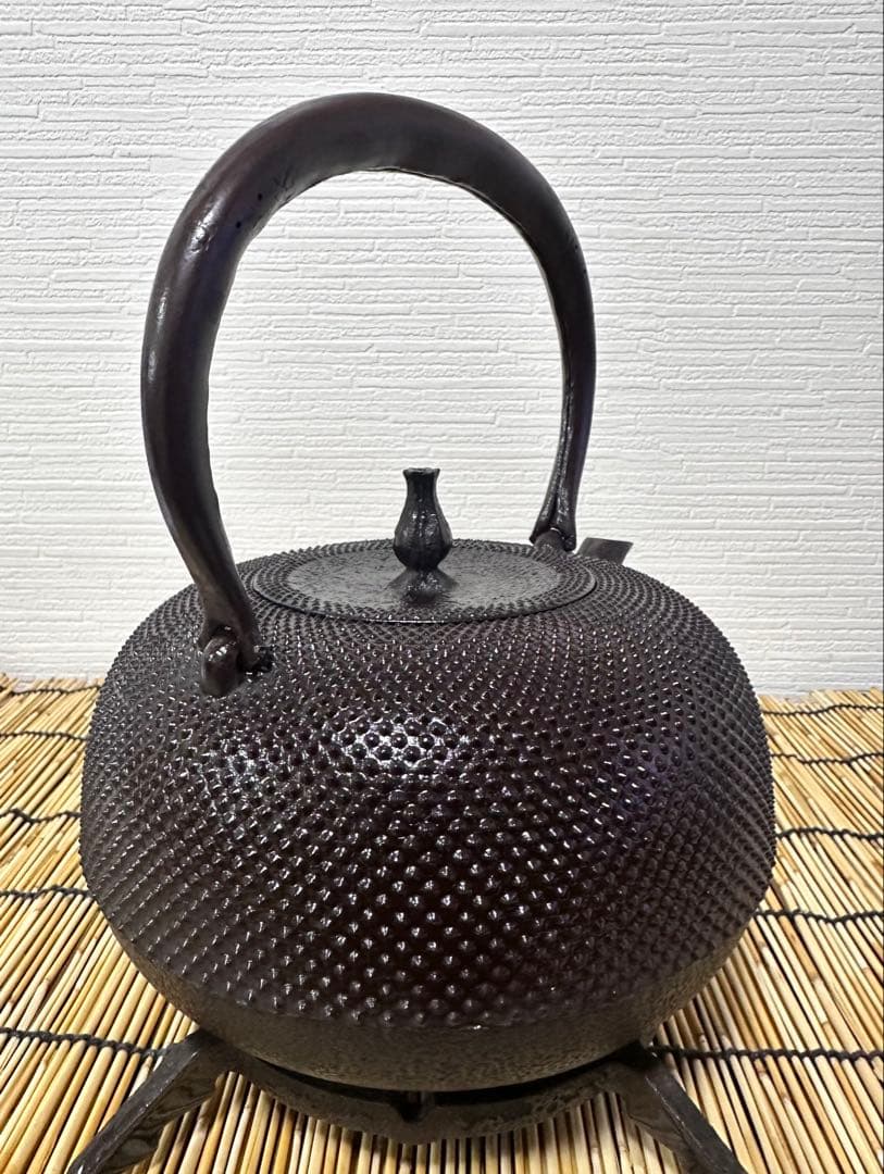 未使用品、供箱付　南部喜州 (及川 喜徳)造　鍛治打袋鉉　１８型　南部鉄瓶