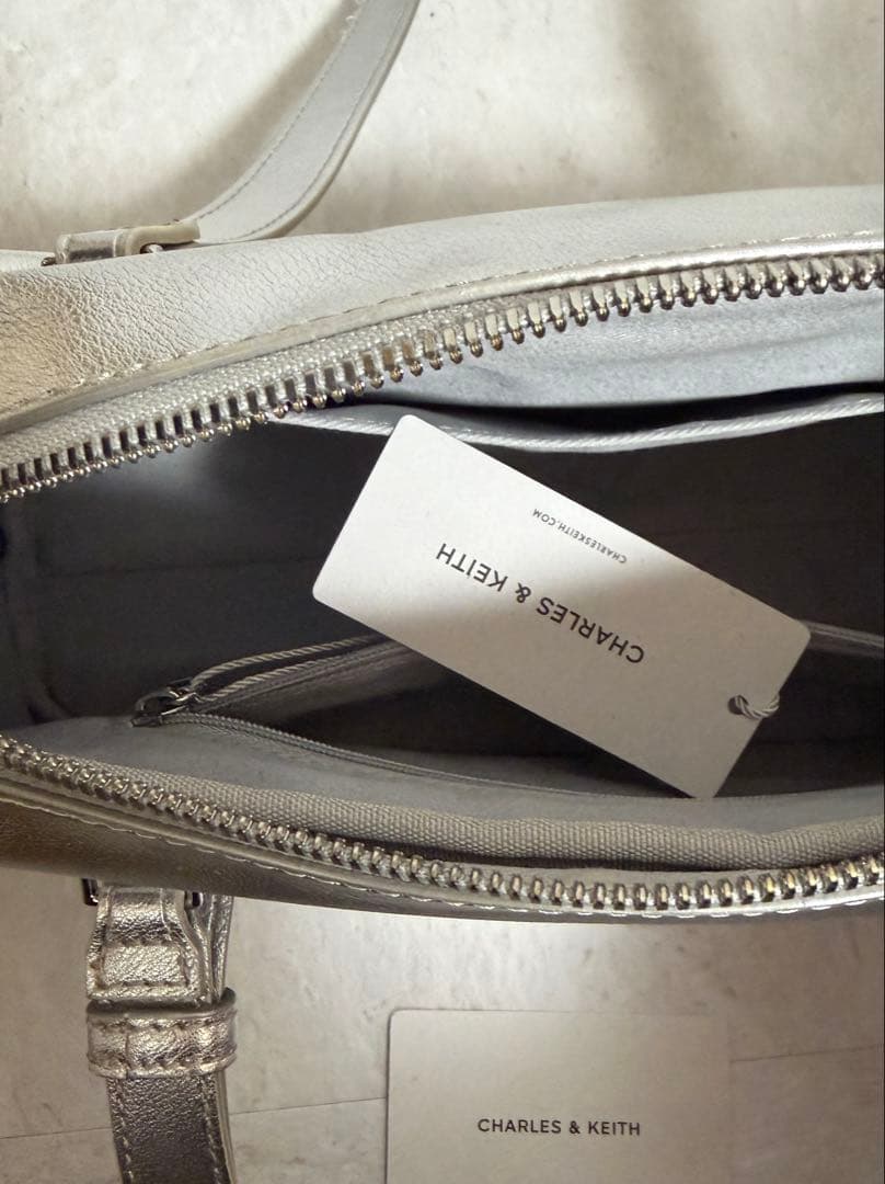 【タグ付き】CHARLES&KEITH マルチポケットショルダーバッグ シルバー
