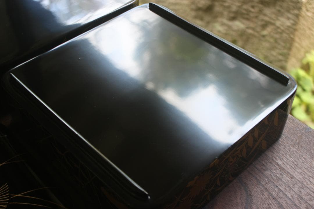 極小保管傷のみ！上質内朱黒漆に極上秋草螺鈿蒔絵の輪島塗台付三段重（検重箱お重