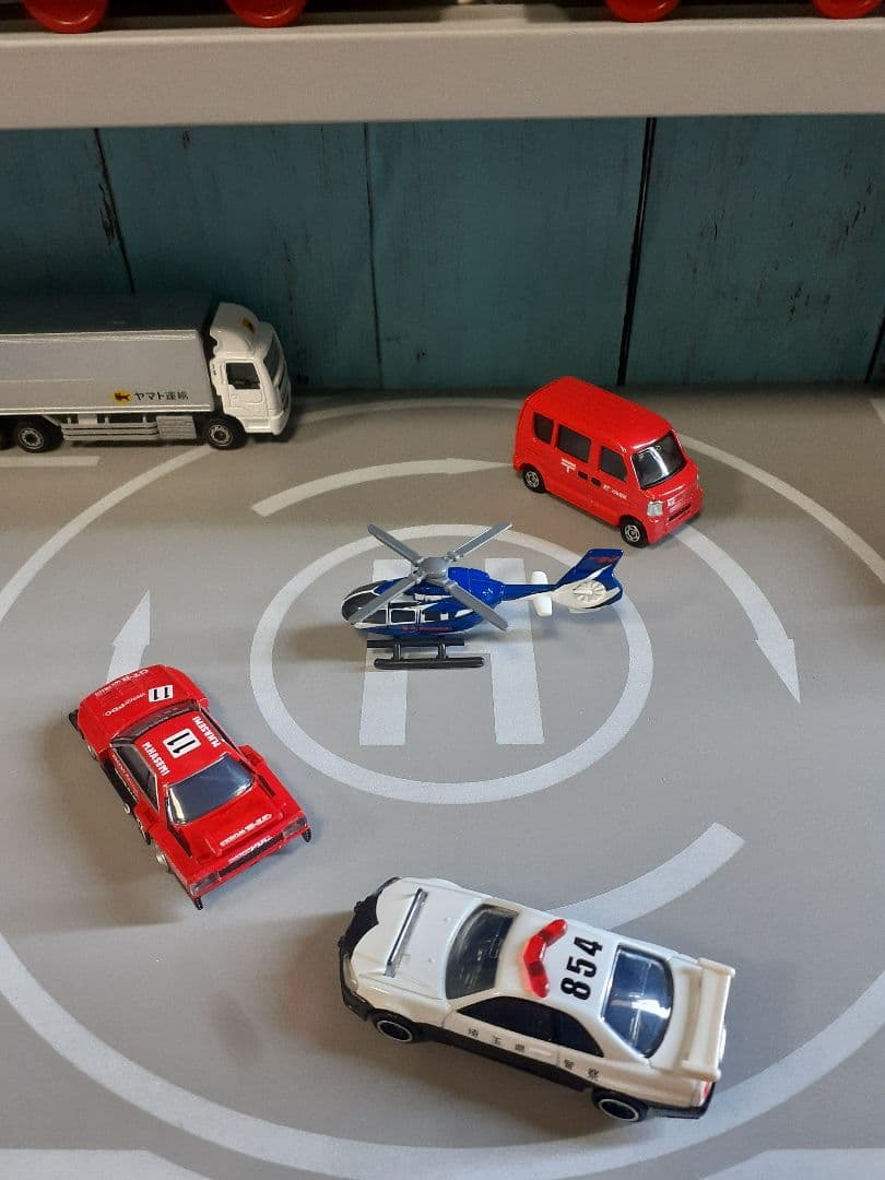 hanna♡子供服セール中1段目ロング　最新版自作トミカ110台プラレール