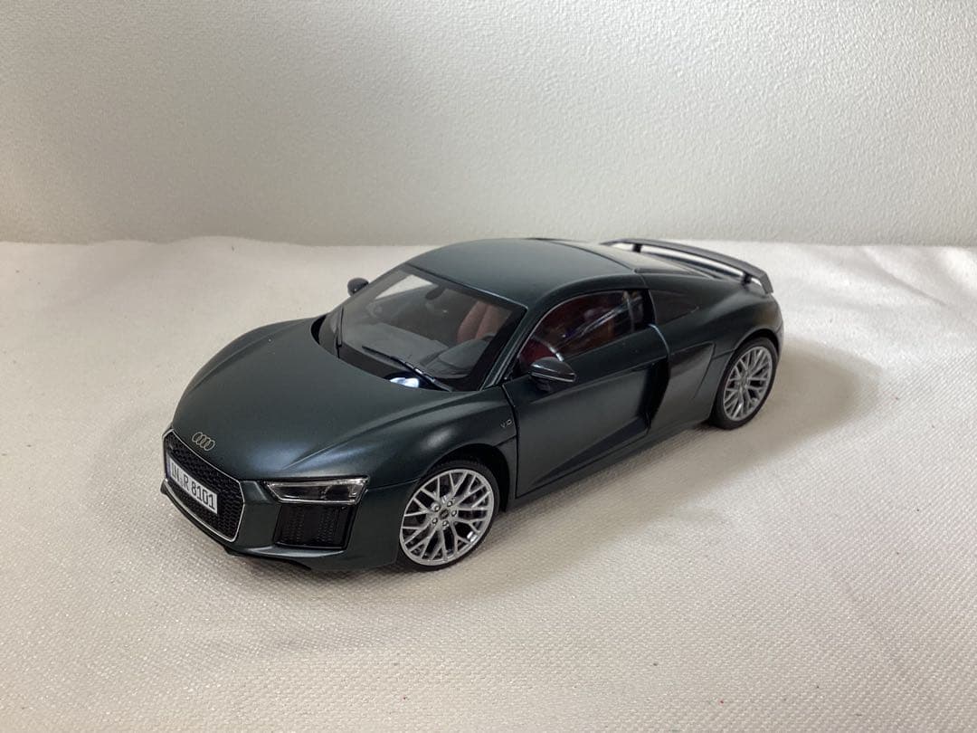 京商1/18 アウディAudi R8 V10 プラスクーペ　カモフラグリーン