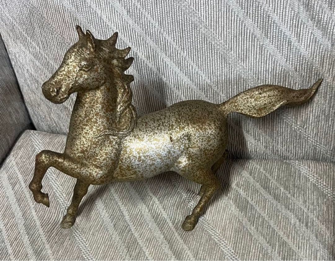 金色の馬の置物