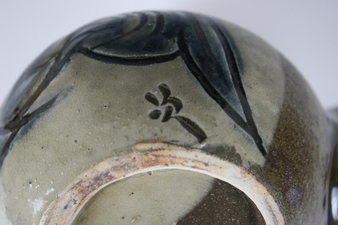 壺屋焼 人間国宝 金城次郎 作　魚文急須