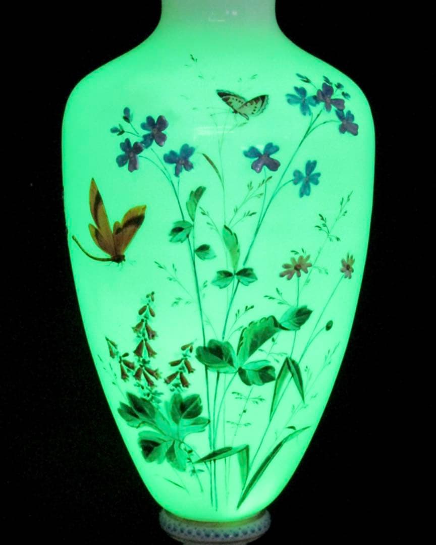 アンティーク フラワーベース 花瓶 ミルクガラス ヴァセリンガラス 草花 蝶