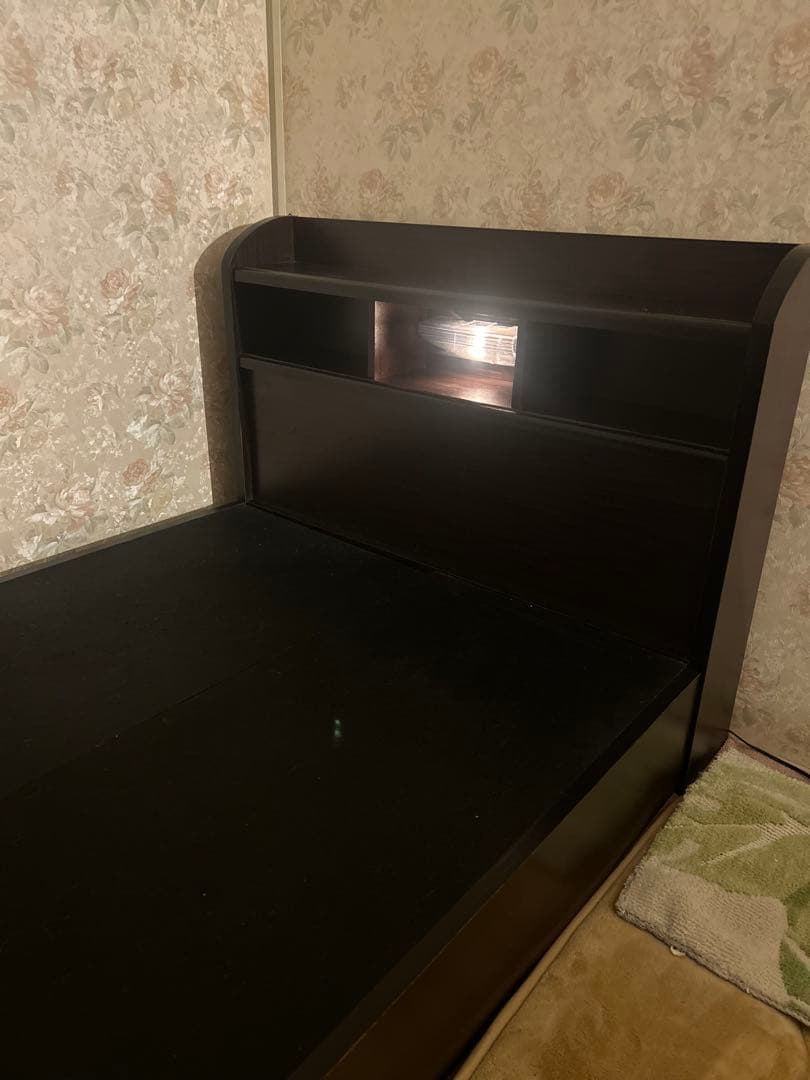 ダークブラウン シングルベッドフレーム 収納付き　ライト及び本棚付きホテルライク