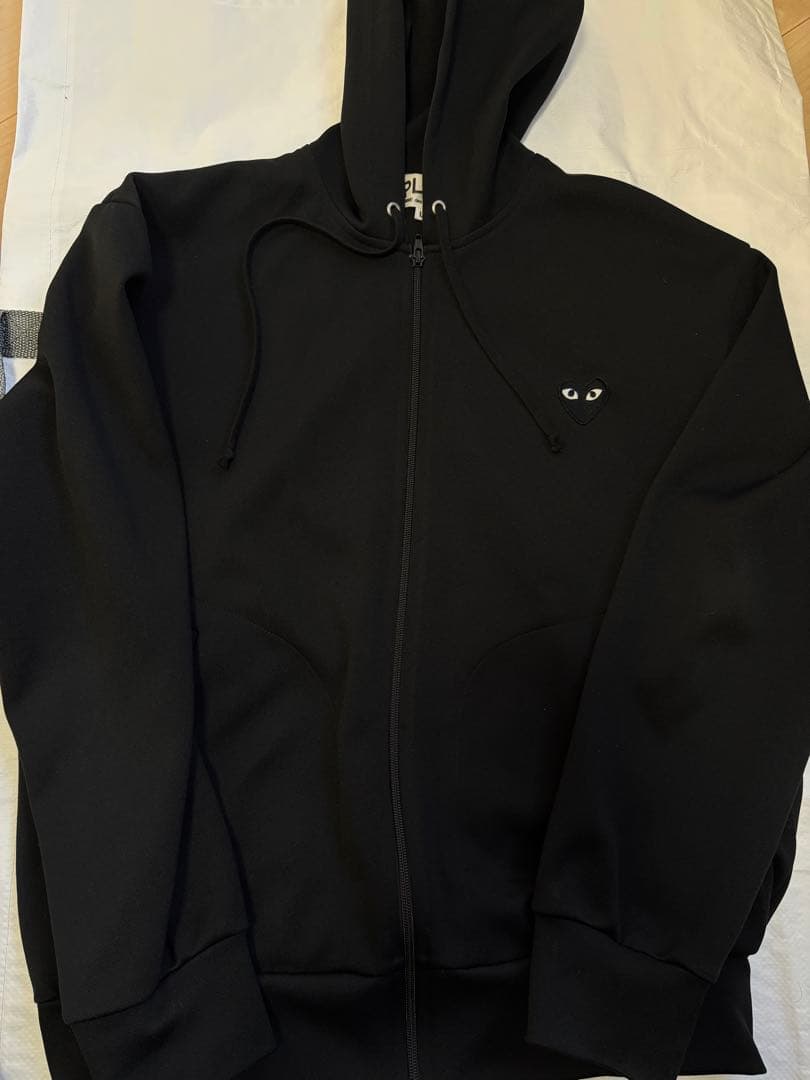 コム デ ギャルソン プレイロゴ刺繍ジップパーカー