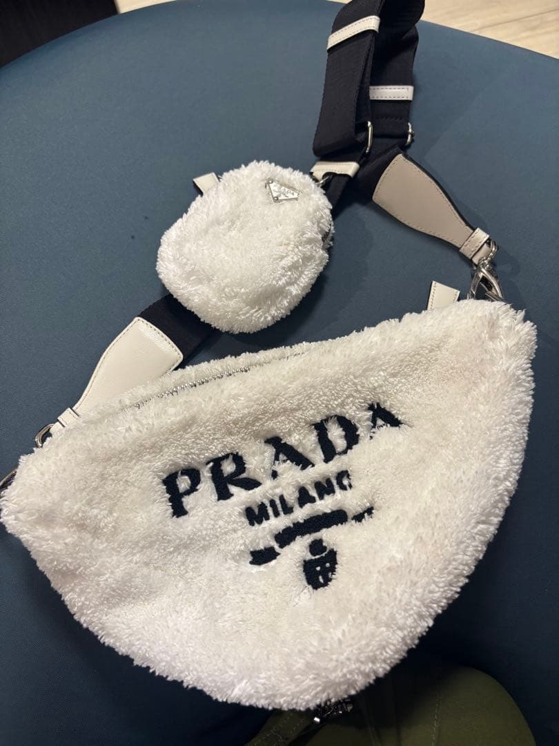 PRADA ホワイトファーショルダーバッグ