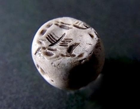 ★F0501★ 古代石 (220) 白濁石　印章　鹿文様　ストーン ビーズ