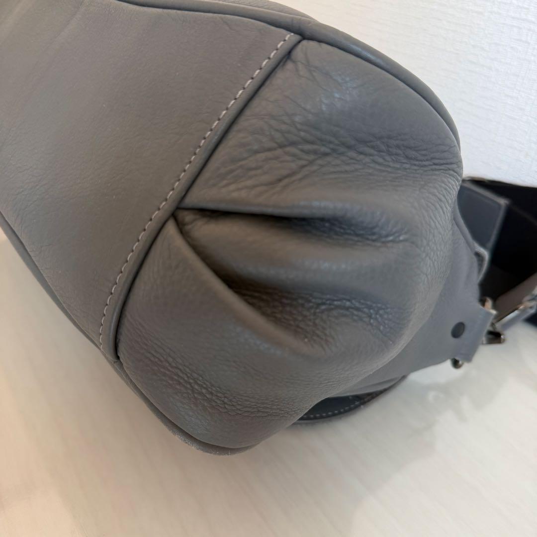 ヴィヴィアンウエストウッド　ショルダーバッグ　レザー　オーブ　大容量　グレー