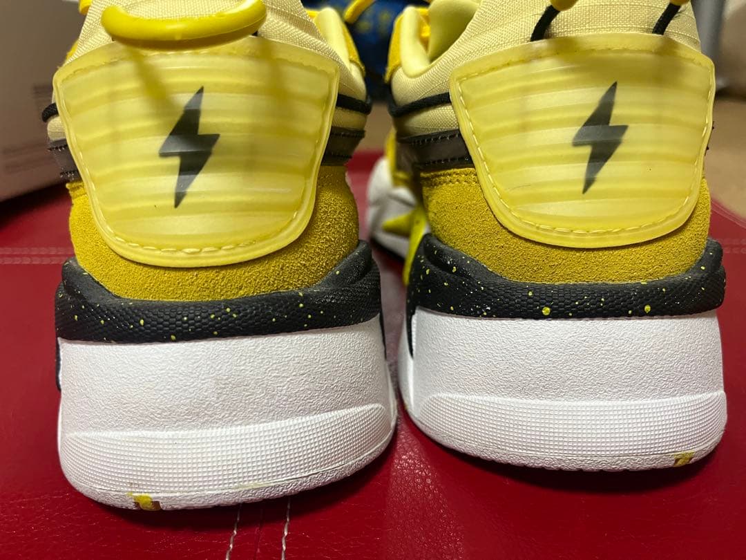 ポケモン ピカチュウ キーホルダー付きプーマ.スニーカー黄色