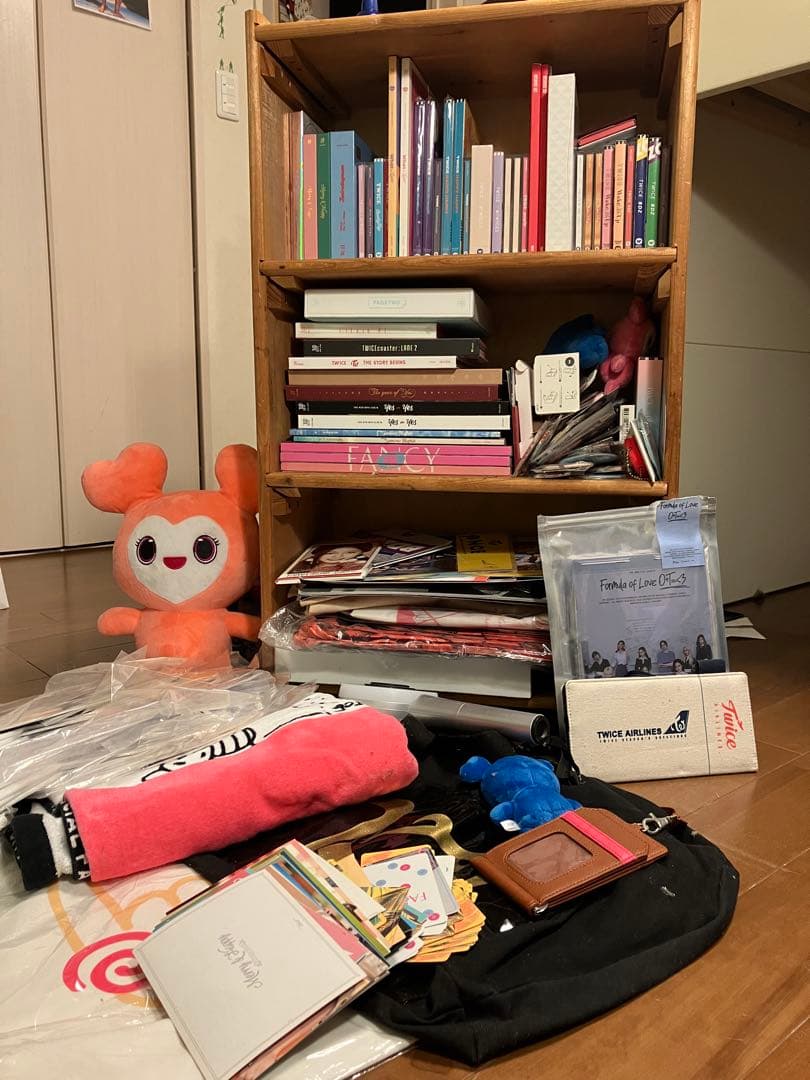 TWICEグッズまとめ売り/期間限定値下げ/トゥワイス/限定品/トレカ缶バッチ