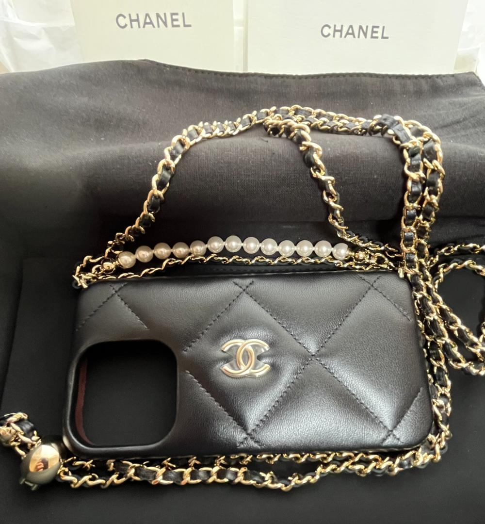 新品未使用 ★CHANEL★チェーン クラッチ iPhone 15Pro ケース