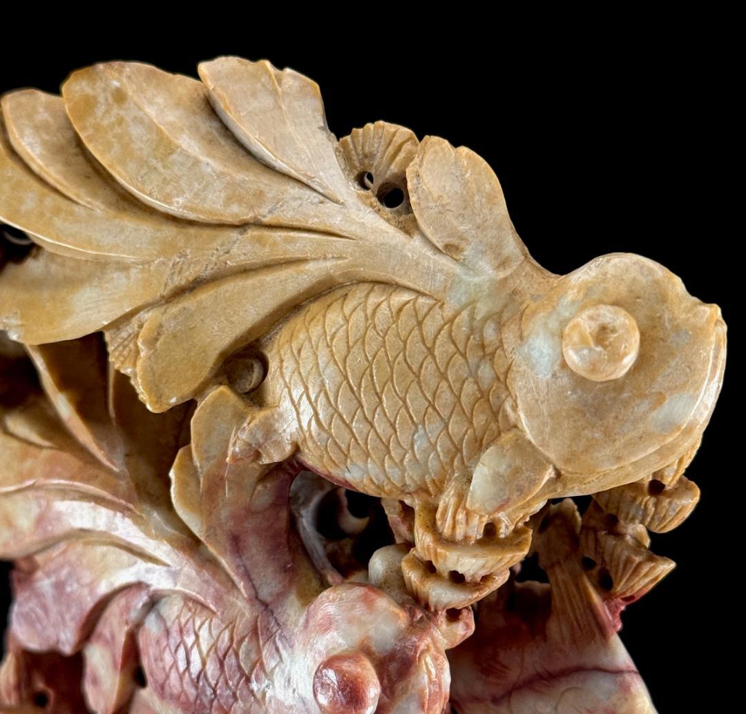 中国古美術　唐物　寿山石　細密彫刻像　金魚置物　高さ19.5cm