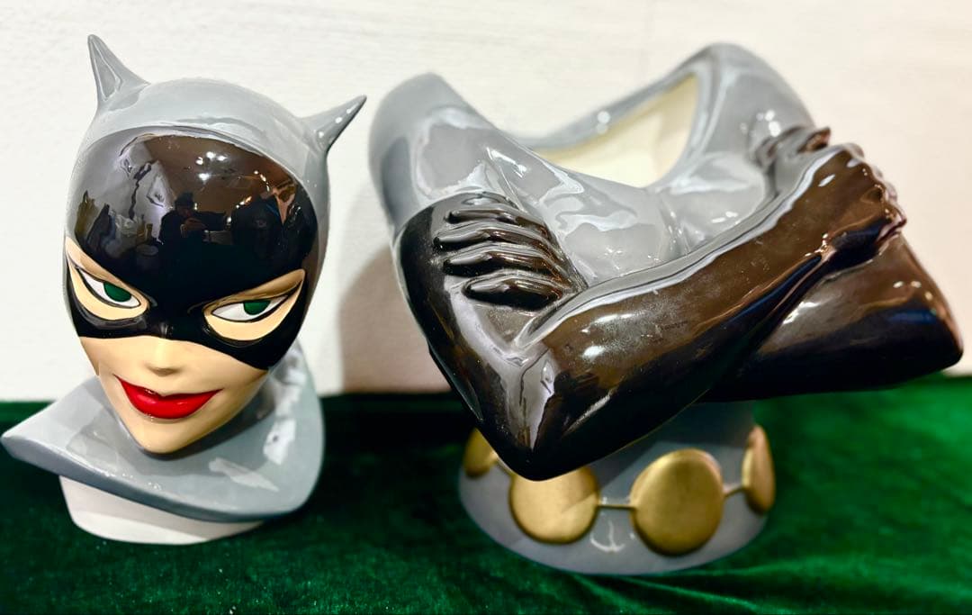 キャットウーマン胸像（磁器）ミッキーマウス置物（木製）