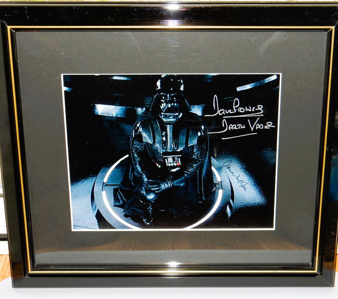 お正月セール　スターウォーズ　ダース・ベイダー　2名のサイン入り　証明書付き