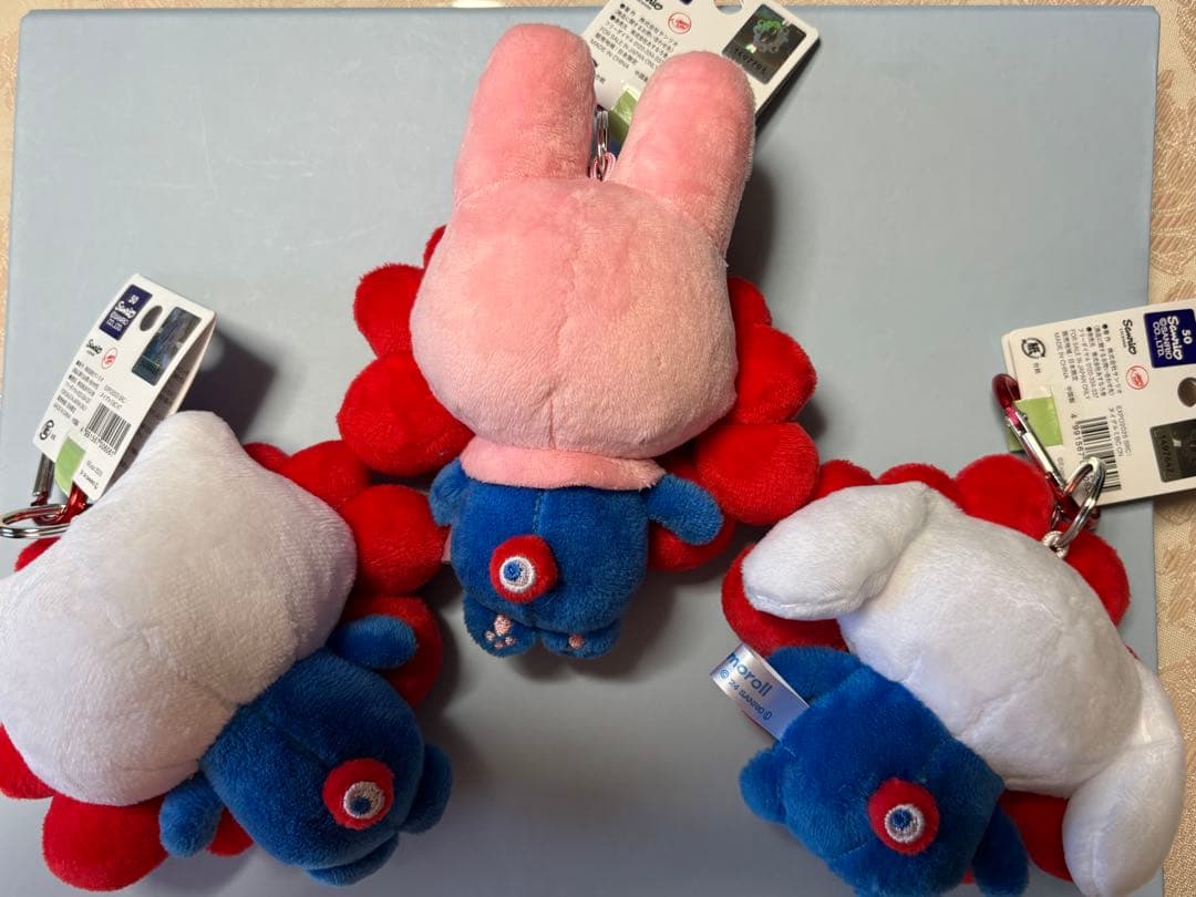 サンリオ　ミャクミャク ぬいぐるみ キティ・マイメロ・シナモロール　カラビナ付き