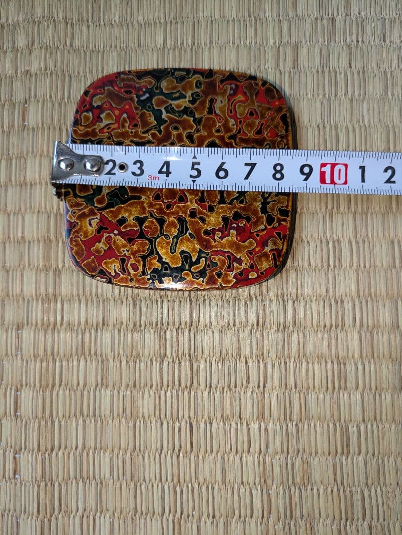 津軽塗の入れ物と皿