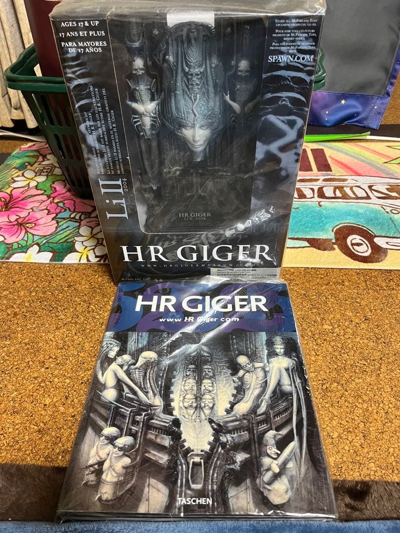 HR GIGERフィギュア&写真集