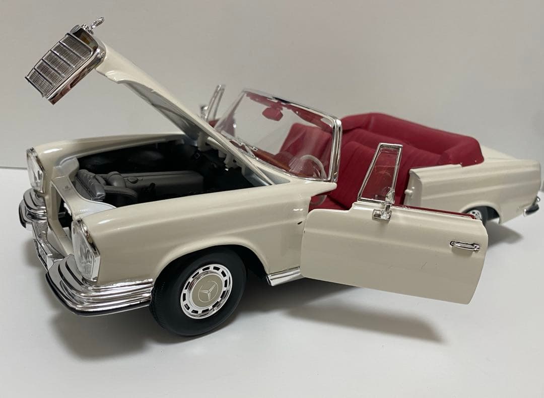 レア！　絶版　1/18 ミニカー　メルセデスベンツ　　280SE オープンカー