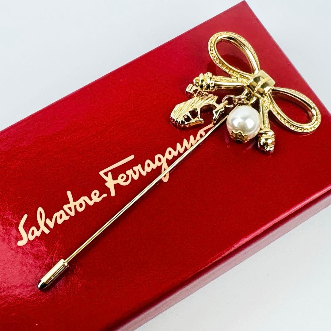 美品　フェラガモ　ゴールドブローチ　ピンブローチ　コサージュ　アクセサリー　ロゴ