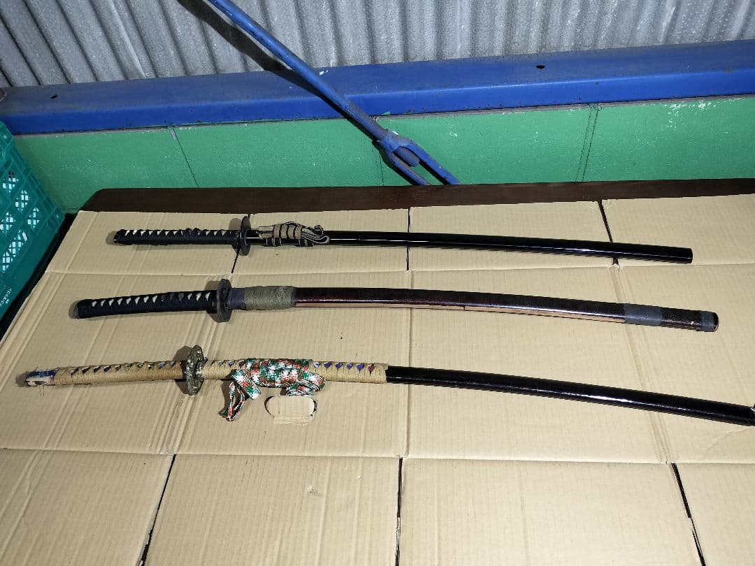 ◆まとめ出品！！◆模造刀3本　木製2本　まとめ売り！！